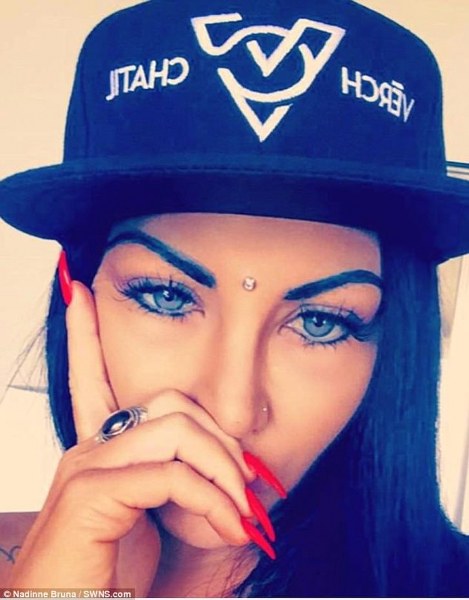 Göz renklerini değiştirmek için kör kalmayı göze alan güzeller! A24