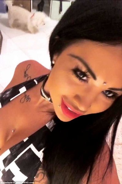 Göz renklerini değiştirmek için kör kalmayı göze alan güzeller! A24