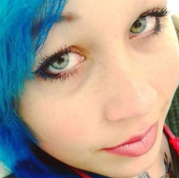 Göz renklerini değiştirmek için kör kalmayı göze alan güzeller! A24