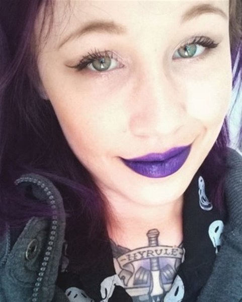 Göz renklerini değiştirmek için kör kalmayı göze alan güzeller! A24