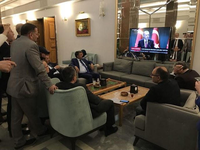 Cumhurbaşkanı Erdoğan'ın seçim açıklamasını milletvekilleri böyle dinledi A24