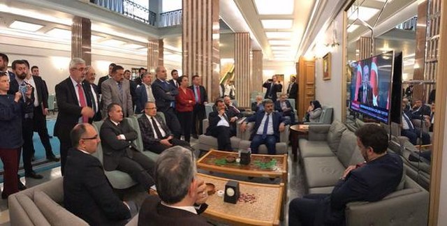 Cumhurbaşkanı Erdoğan'ın seçim açıklamasını milletvekilleri böyle dinledi A24