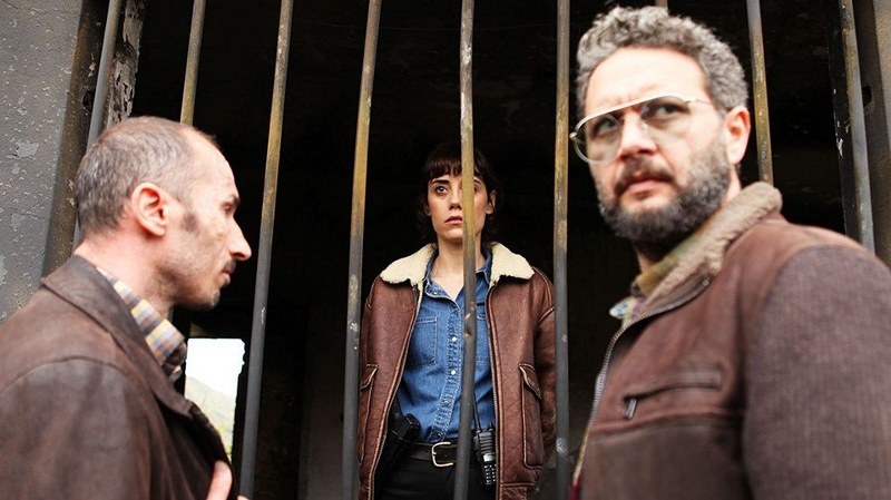 Cansu Dere neye uğradığını şaşırdı kendini takip eden şahıslar... A24