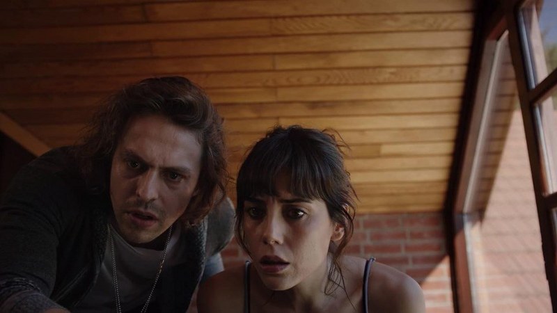 Cansu Dere neye uğradığını şaşırdı kendini takip eden şahıslar... A24