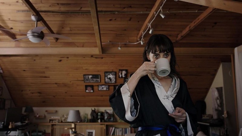 Cansu Dere neye uğradığını şaşırdı kendini takip eden şahıslar... A24