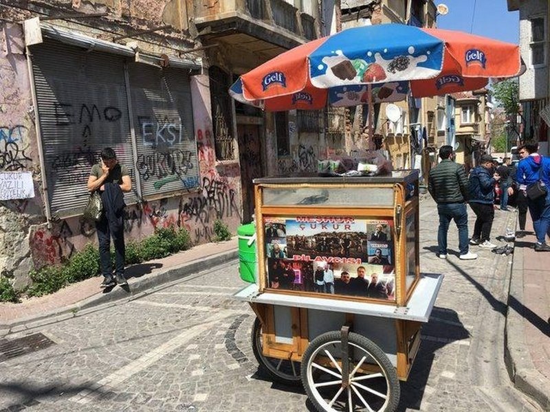 Balat'ta Çukur turizmi yaşanıyor (Duvar yazıları, tespihler, tişörtler) A24