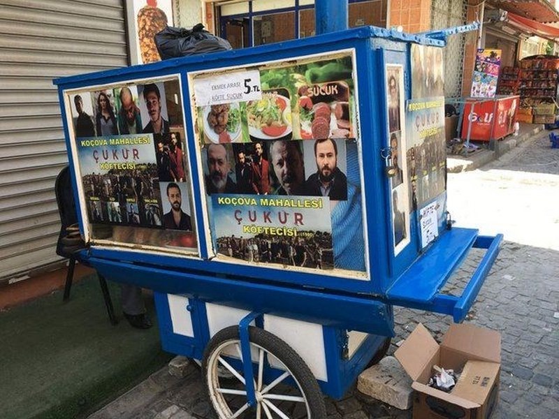 Balat'ta Çukur turizmi yaşanıyor (Duvar yazıları, tespihler, tişörtler) A24