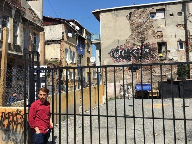 Balat'ta Çukur turizmi yaşanıyor (Duvar yazıları, tespihler, tişörtler) A24
