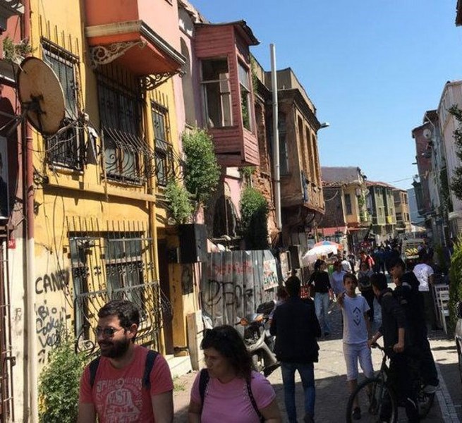 Balat'ta Çukur turizmi yaşanıyor (Duvar yazıları, tespihler, tişörtler) A24