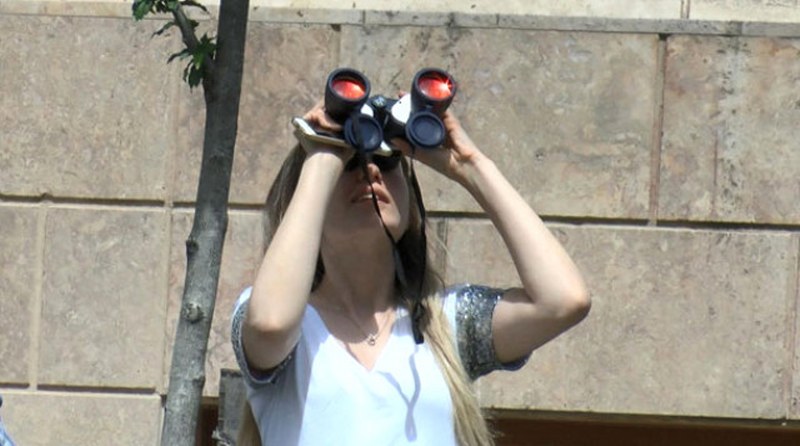 İnsanlığın öldüğü anlar! İntihar girişiminde bulunan adamı dürbünle izlediler A24