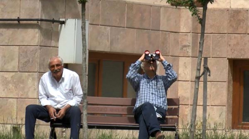 İnsanlığın öldüğü anlar! İntihar girişiminde bulunan adamı dürbünle izlediler A24