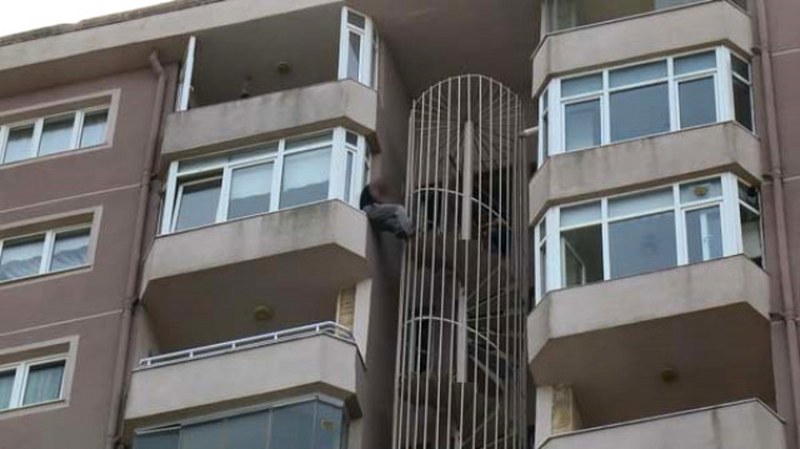 İnsanlığın öldüğü anlar! İntihar girişiminde bulunan adamı dürbünle izlediler A24