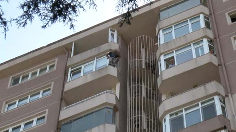 İnsanlığın öldüğü anlar! İntihar girişiminde bulunan adamı dürbünle izlediler A24