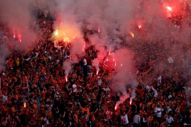 21. Defa Şampiyonluk ipini göğüsleyen Galatasaray taraftarı ile Şampiyonluğu kutluyor A24