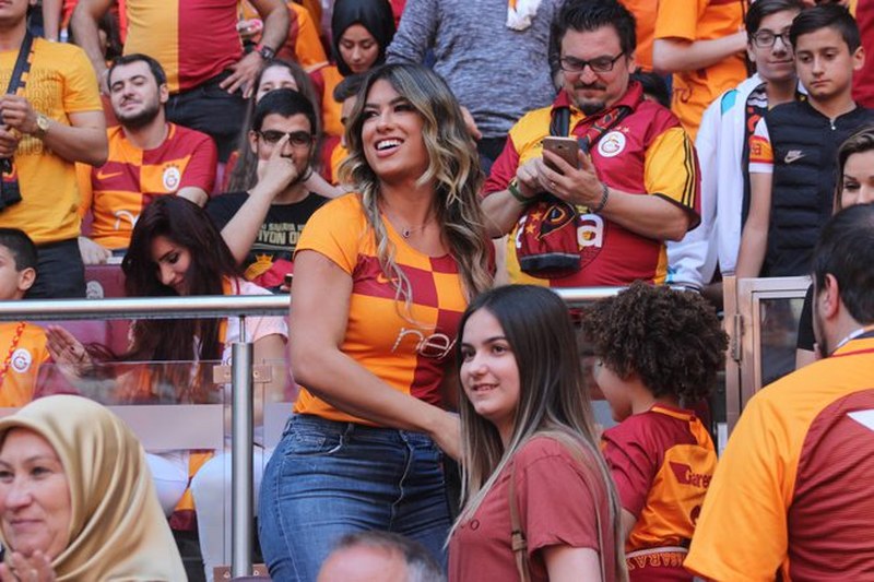 21. Defa Şampiyonluk ipini göğüsleyen Galatasaray taraftarı ile Şampiyonluğu kutluyor A24