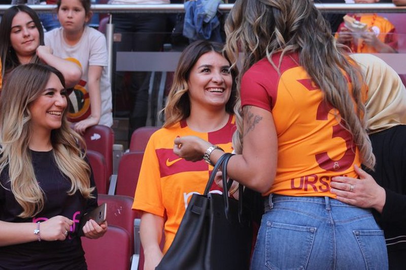 21. Defa Şampiyonluk ipini göğüsleyen Galatasaray taraftarı ile Şampiyonluğu kutluyor A24