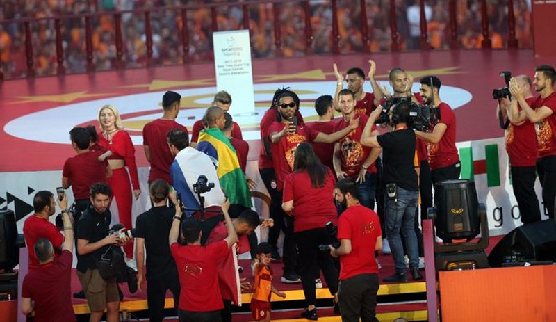 21. Defa Şampiyonluk ipini göğüsleyen Galatasaray taraftarı ile Şampiyonluğu kutluyor A24