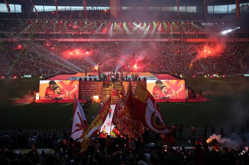 21. Defa Şampiyonluk ipini göğüsleyen Galatasaray taraftarı ile Şampiyonluğu kutluyor A24