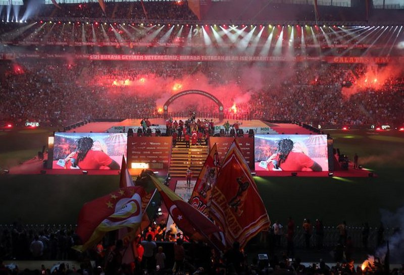21. Defa Şampiyonluk ipini göğüsleyen Galatasaray taraftarı ile Şampiyonluğu kutluyor A24