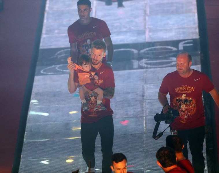 21. Defa Şampiyonluk ipini göğüsleyen Galatasaray taraftarı ile Şampiyonluğu kutluyor A24