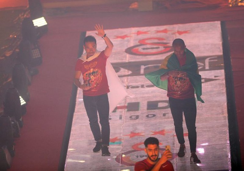 21. Defa Şampiyonluk ipini göğüsleyen Galatasaray taraftarı ile Şampiyonluğu kutluyor A24