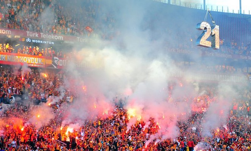 21. Defa Şampiyonluk ipini göğüsleyen Galatasaray taraftarı ile Şampiyonluğu kutluyor A24