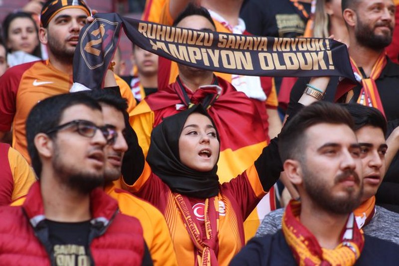 21. Defa Şampiyonluk ipini göğüsleyen Galatasaray taraftarı ile Şampiyonluğu kutluyor A24