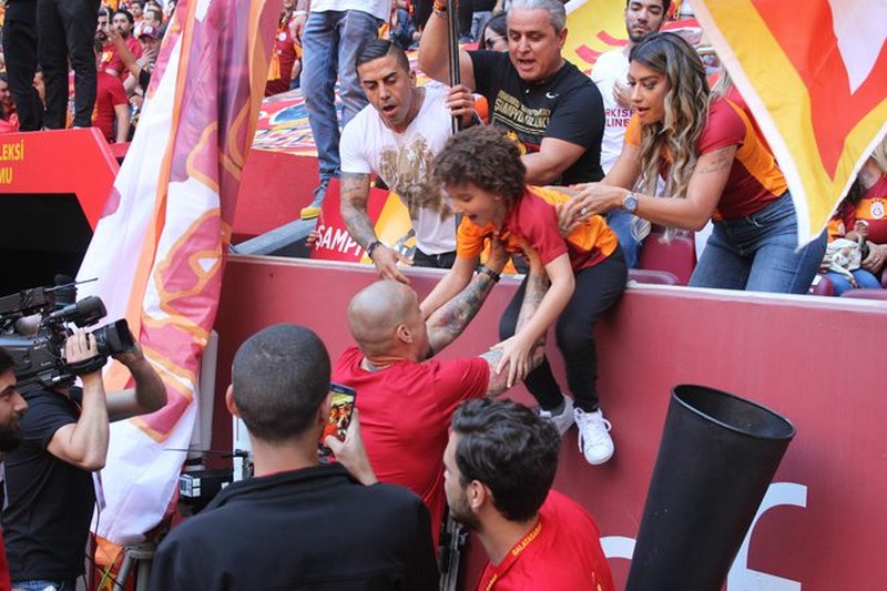 21. Defa Şampiyonluk ipini göğüsleyen Galatasaray taraftarı ile Şampiyonluğu kutluyor A24