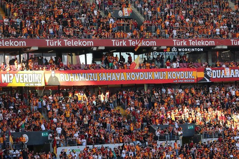 21. Defa Şampiyonluk ipini göğüsleyen Galatasaray taraftarı ile Şampiyonluğu kutluyor A24
