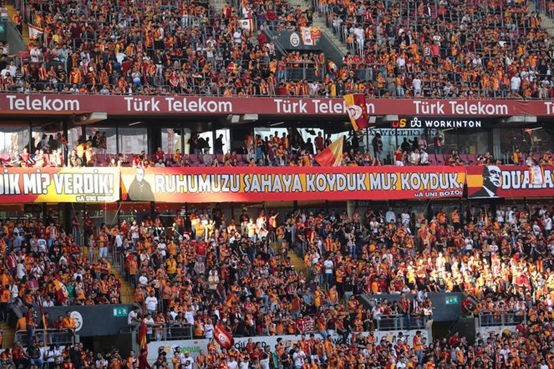 21. Defa Şampiyonluk ipini göğüsleyen Galatasaray taraftarı ile Şampiyonluğu kutluyor A24