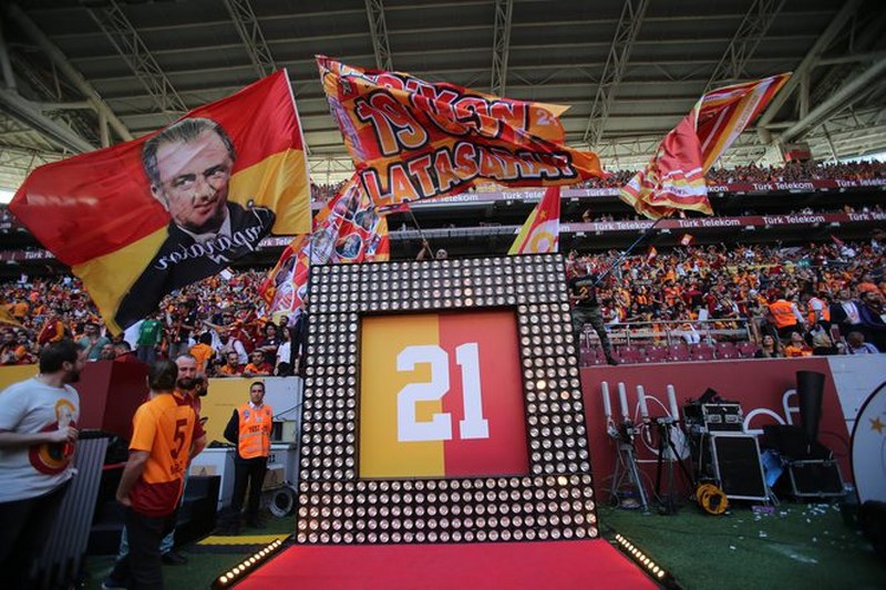 21. Defa Şampiyonluk ipini göğüsleyen Galatasaray taraftarı ile Şampiyonluğu kutluyor A24