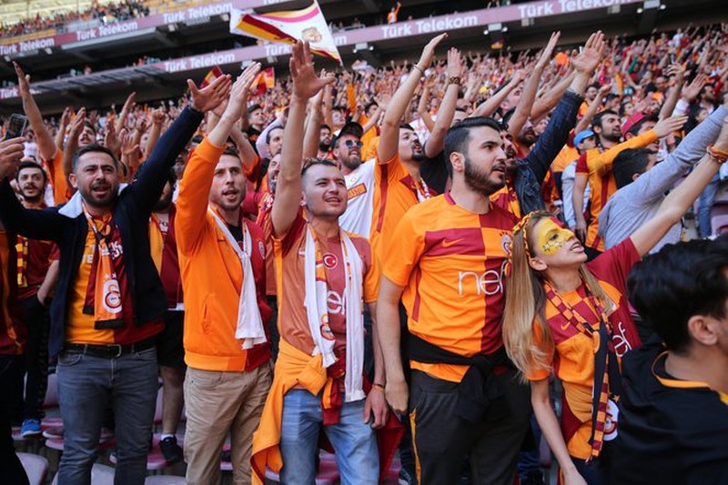 21. Defa Şampiyonluk ipini göğüsleyen Galatasaray taraftarı ile Şampiyonluğu kutluyor A24