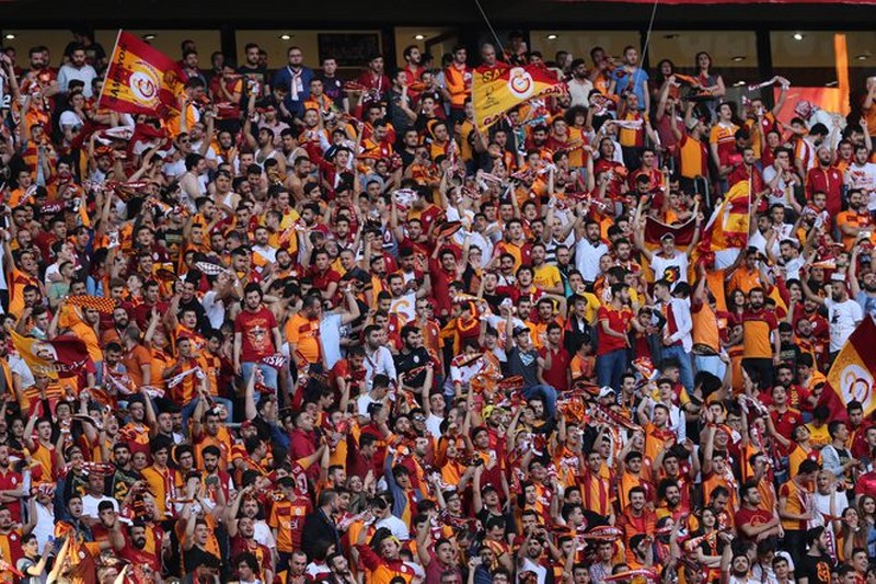 21. Defa Şampiyonluk ipini göğüsleyen Galatasaray taraftarı ile Şampiyonluğu kutluyor A24