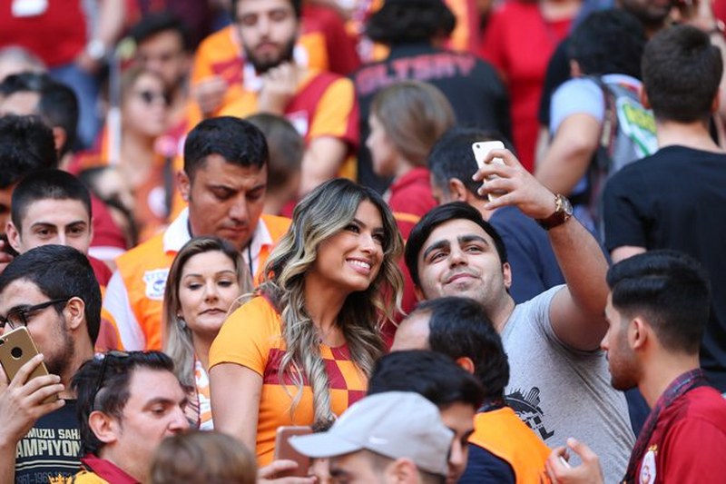 21. Defa Şampiyonluk ipini göğüsleyen Galatasaray taraftarı ile Şampiyonluğu kutluyor A24
