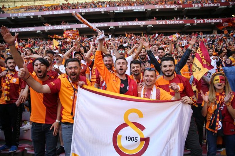 21. Defa Şampiyonluk ipini göğüsleyen Galatasaray taraftarı ile Şampiyonluğu kutluyor A24