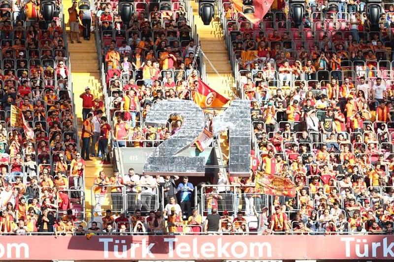 21. Defa Şampiyonluk ipini göğüsleyen Galatasaray taraftarı ile Şampiyonluğu kutluyor A24