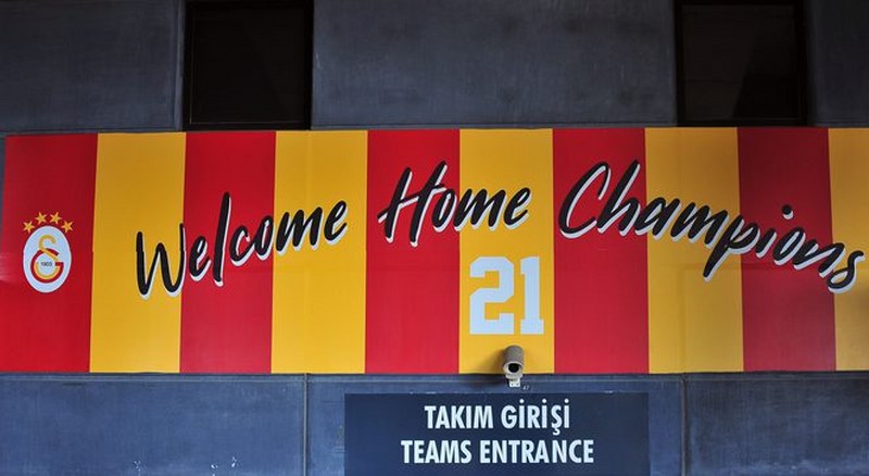 21. Defa Şampiyonluk ipini göğüsleyen Galatasaray taraftarı ile Şampiyonluğu kutluyor A24