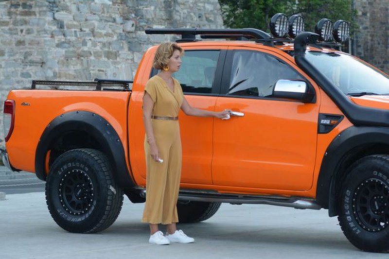 Ünlü oyuncu elinde saksı ile boğazın serin sularına atladı (Ayça Varlıer kimdir?) A24