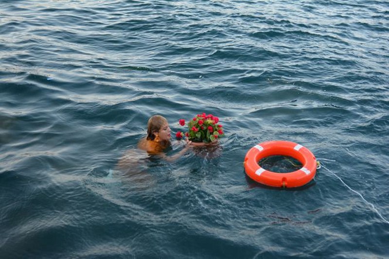 Ünlü oyuncu elinde saksı ile boğazın serin sularına atladı (Ayça Varlıer kimdir?) A24