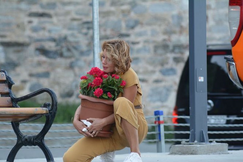 Ünlü oyuncu elinde saksı ile boğazın serin sularına atladı (Ayça Varlıer kimdir?) A24