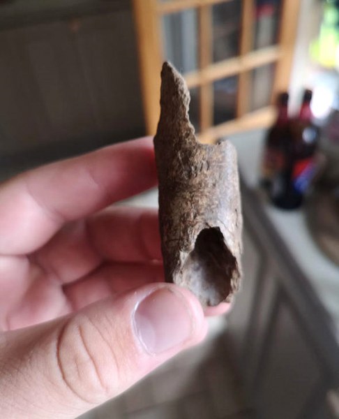 Arka bahçesindeki esrarengiz delikten şüphelendi! Kazdıktan sonra gördüğüne inanamadı A24