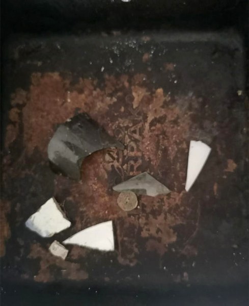 Arka bahçesindeki esrarengiz delikten şüphelendi! Kazdıktan sonra gördüğüne inanamadı A24