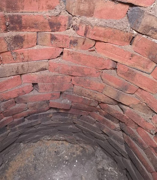 Arka bahçesindeki esrarengiz delikten şüphelendi! Kazdıktan sonra gördüğüne inanamadı A24