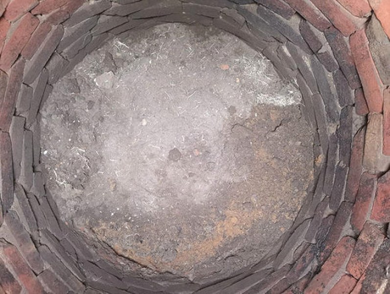 Arka bahçesindeki esrarengiz delikten şüphelendi! Kazdıktan sonra gördüğüne inanamadı A24