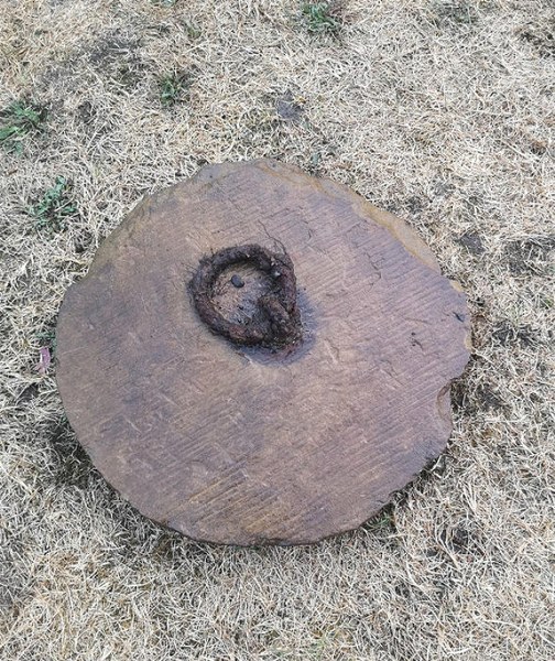 Arka bahçesindeki esrarengiz delikten şüphelendi! Kazdıktan sonra gördüğüne inanamadı A24