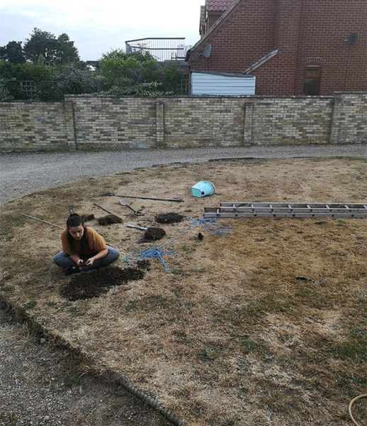 Arka bahçesindeki esrarengiz delikten şüphelendi! Kazdıktan sonra gördüğüne inanamadı A24