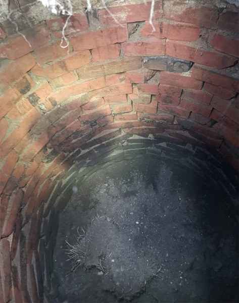 Arka bahçesindeki esrarengiz delikten şüphelendi! Kazdıktan sonra gördüğüne inanamadı A24