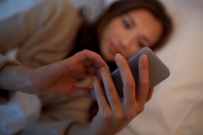 Uzmanlar uyarıyor: İki elle cep telefonu kullanmayın A24