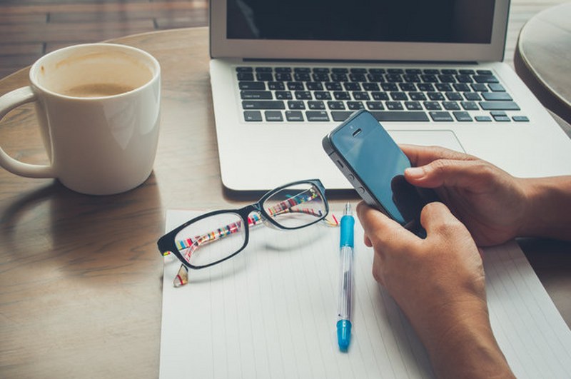 Uzmanlar uyarıyor: İki elle cep telefonu kullanmayın A24