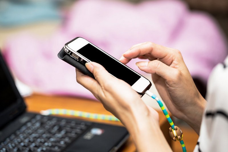 Uzmanlar uyarıyor: İki elle cep telefonu kullanmayın A24